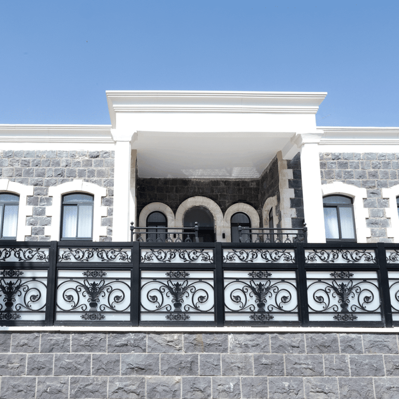 גדר אתני בשילוב זכוכית