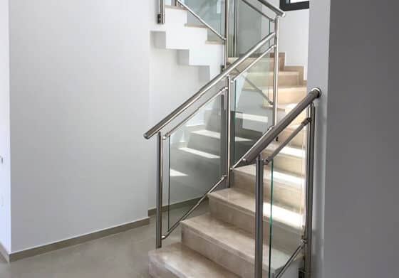 מעקה זכוכית למדרגות