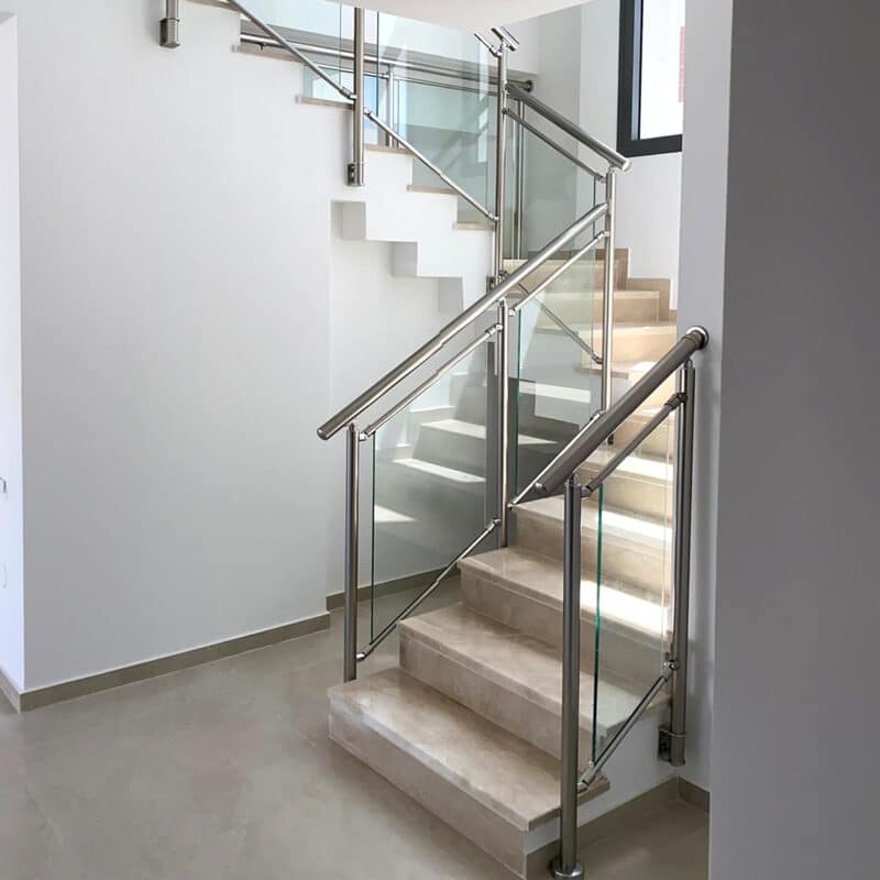 מעקה זכוכית למדרגות