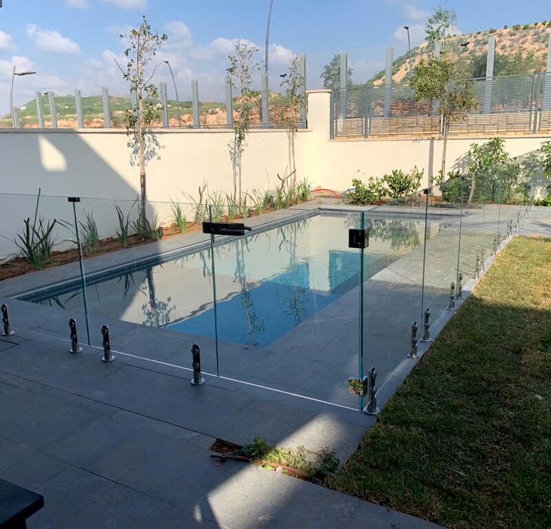 מעקה זכוכית דגם יובל - טבעות