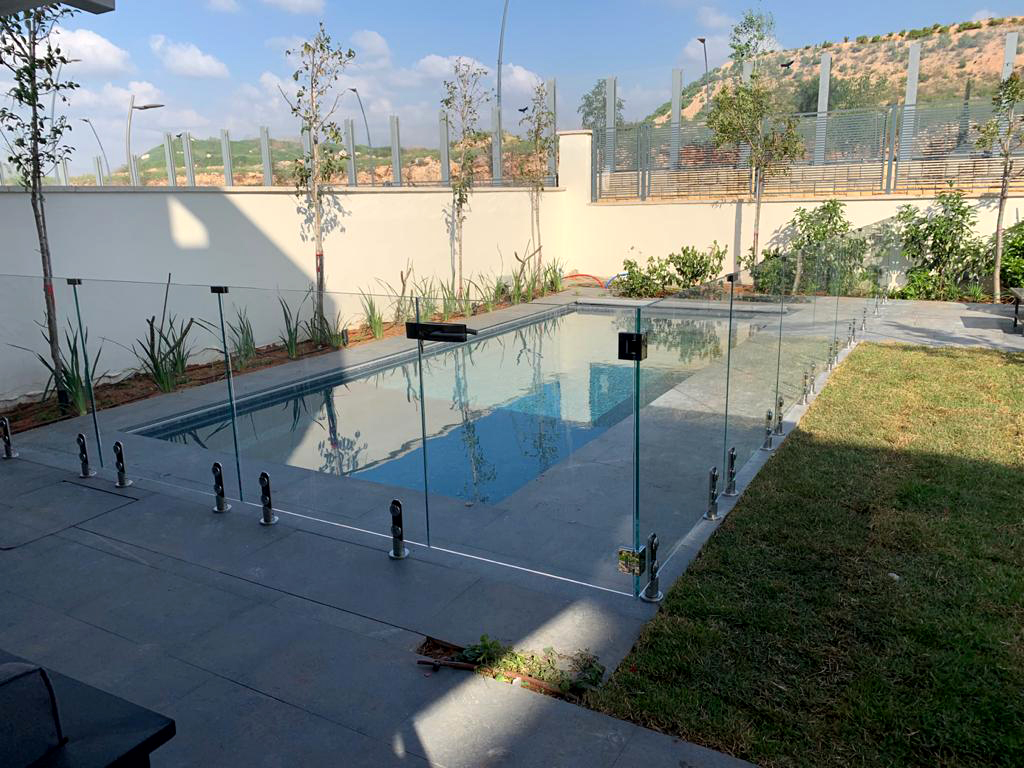 מעקה זכוכית דגם יובל - טבעות