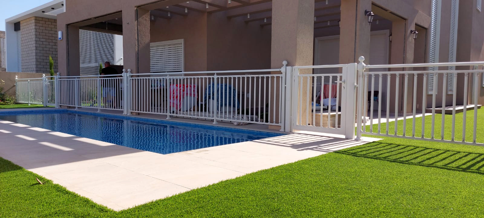 מעקות בריכה