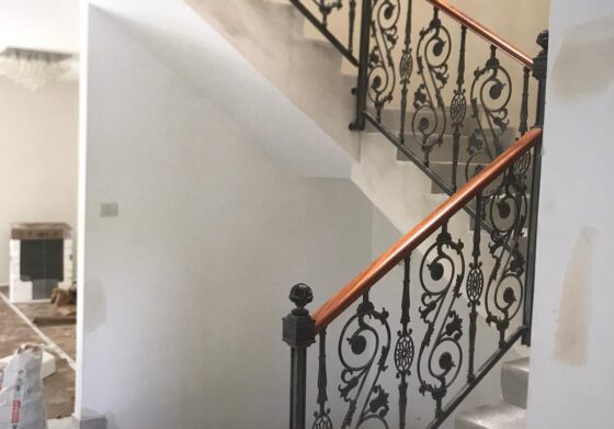 מעקה בשילוב מאחז עץ