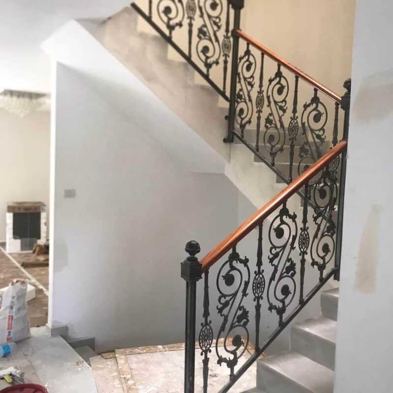 מעקה בשילוב מאחז עץ