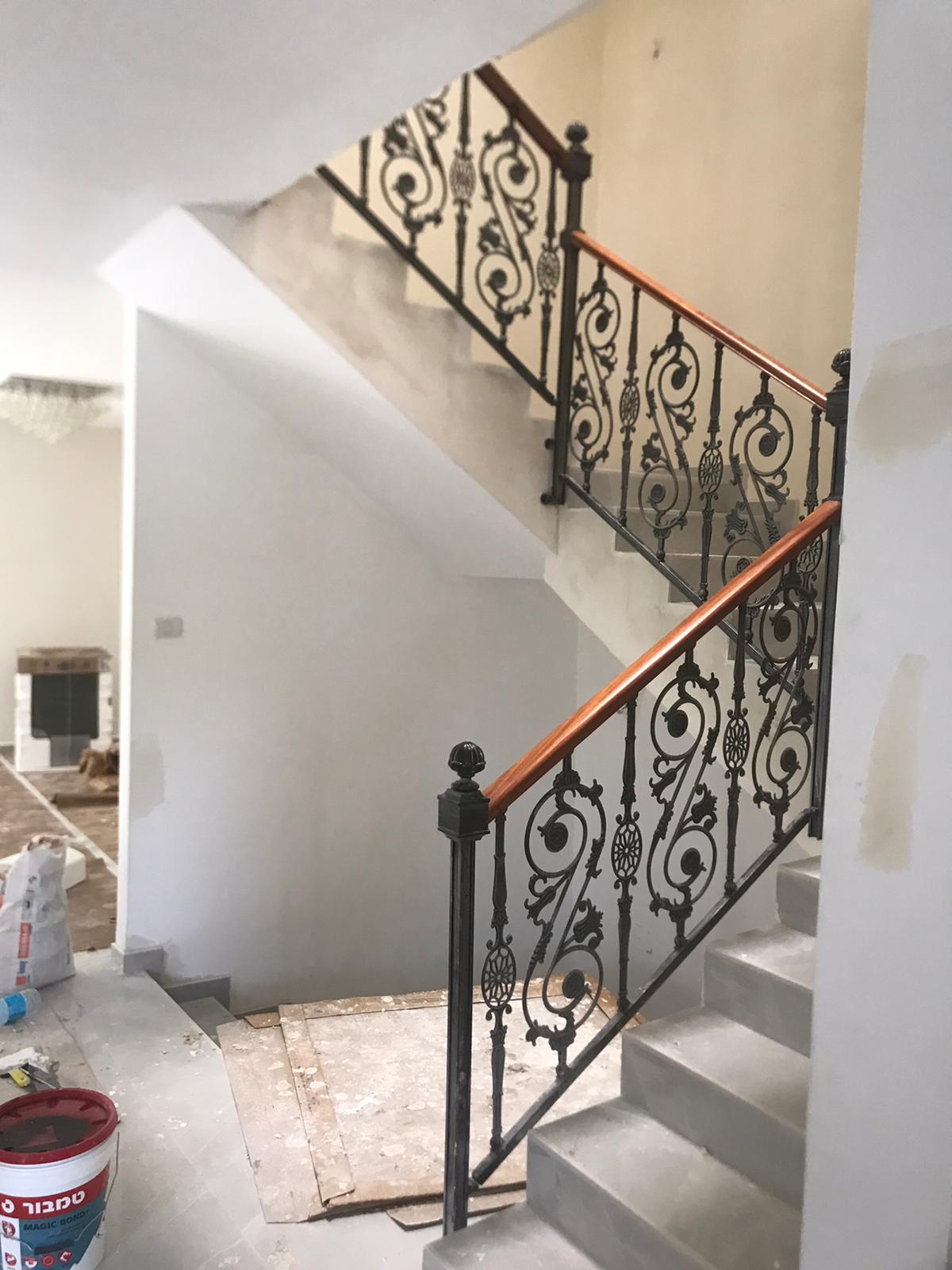 מעקה בשילוב מאחז עץ