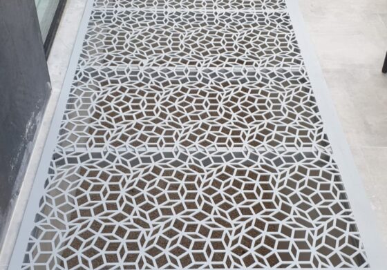 חצרות אנגליות חיתוך לייזר