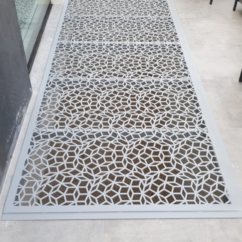 חצרות אנגליות חיתוך לייזר