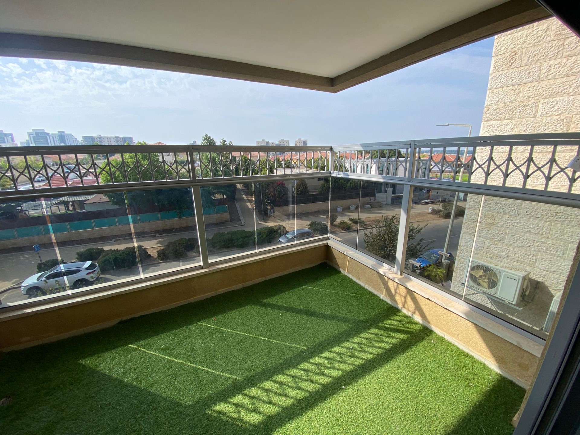 הגבהת מעקה זכוכית