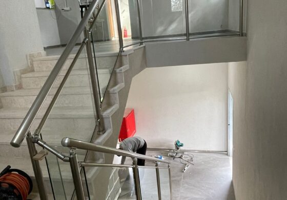 מעקה זכוכית בין מסילות