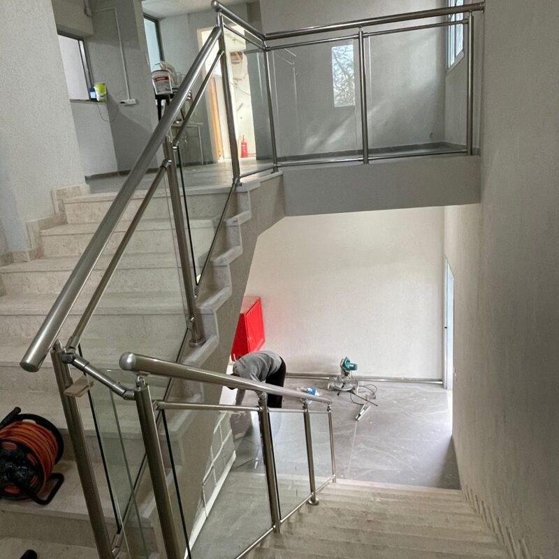 מעקה זכוכית בין מסילות