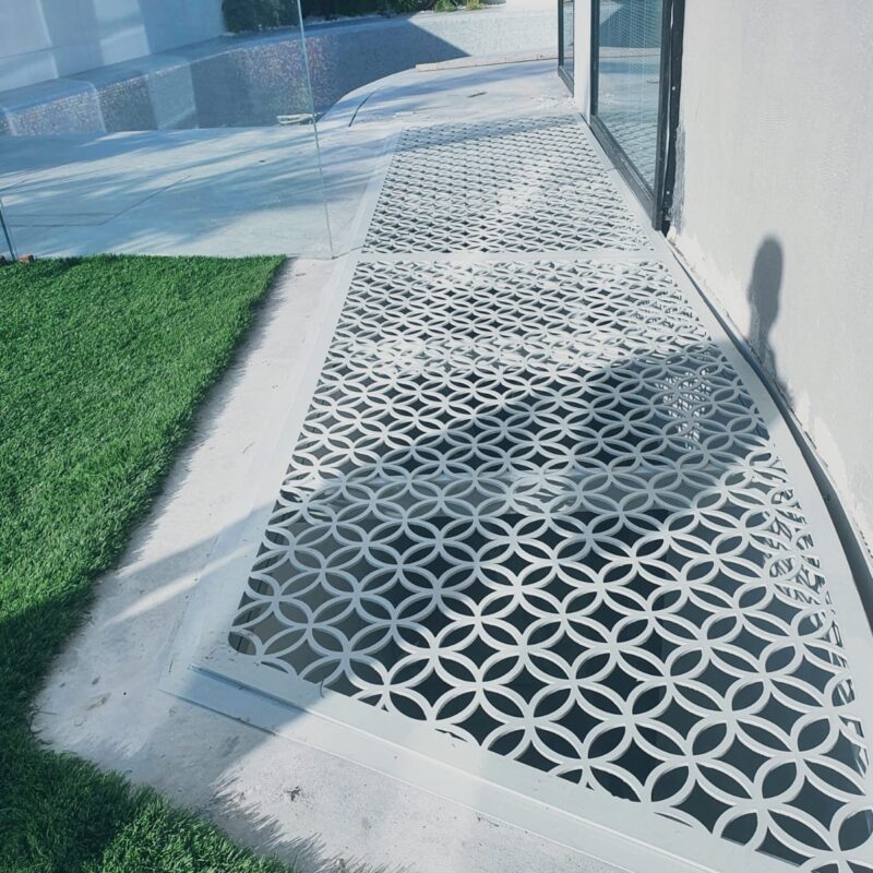 חצרות אנגליות חיתוך לייזר