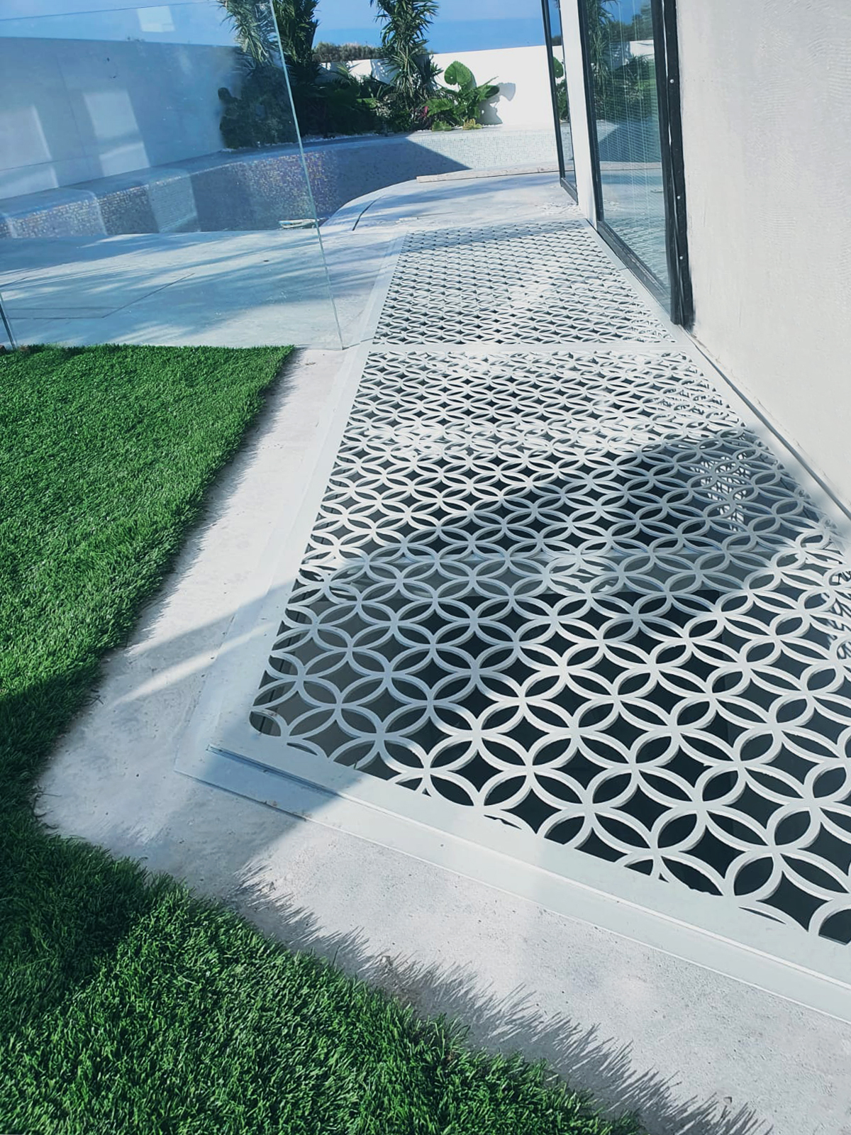 חצר אנגלית דגם חיתוכי לייזר