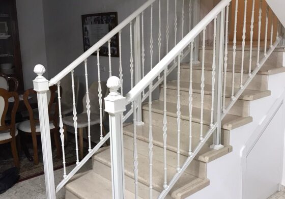מעקה לפנים הבית