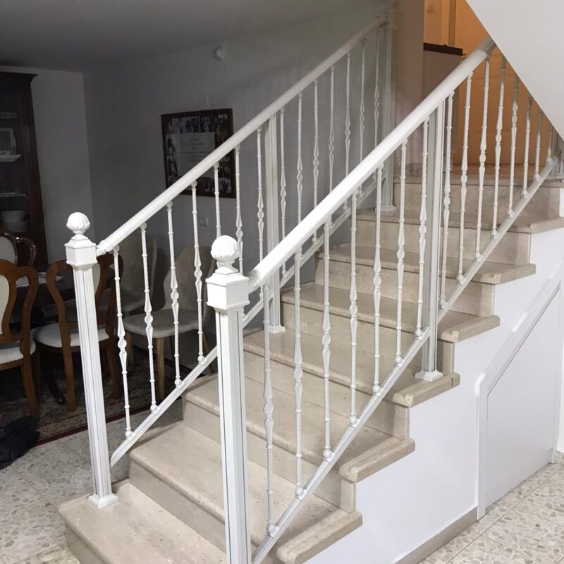 מעקה לפנים הבית