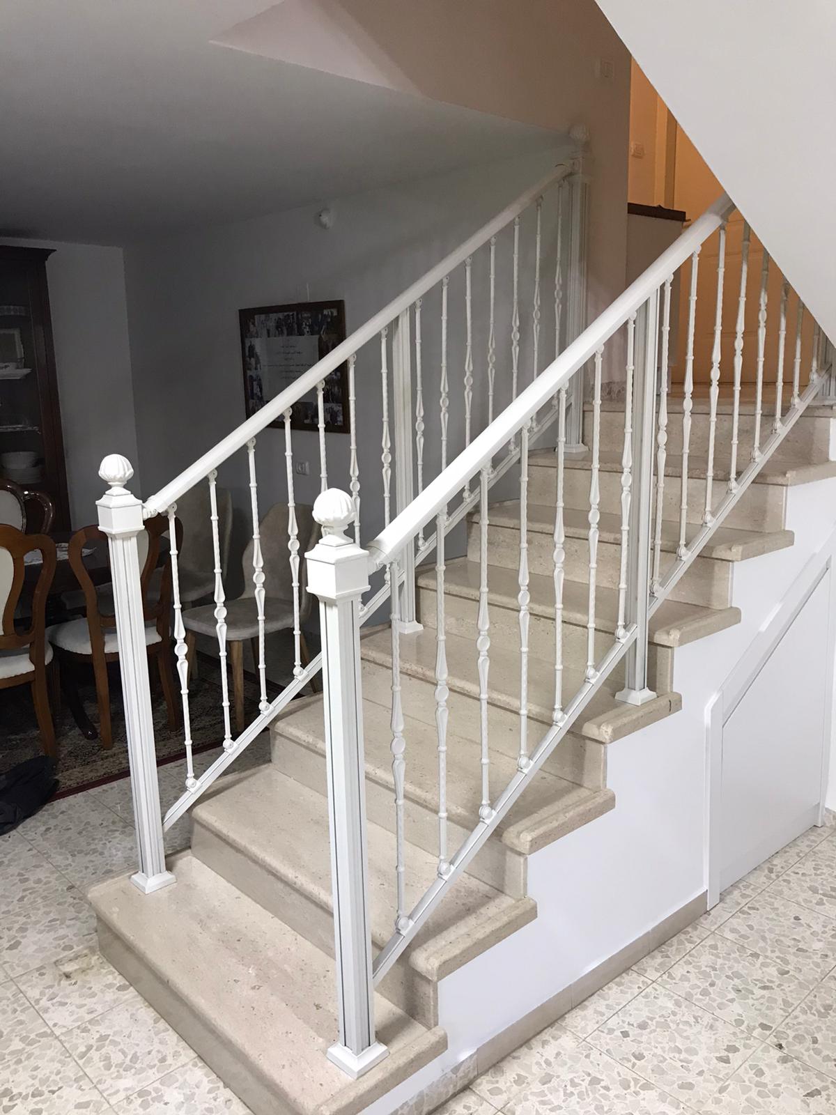 מעקה לפנים הבית