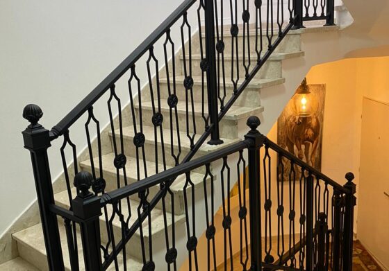 מעקה מדרגות