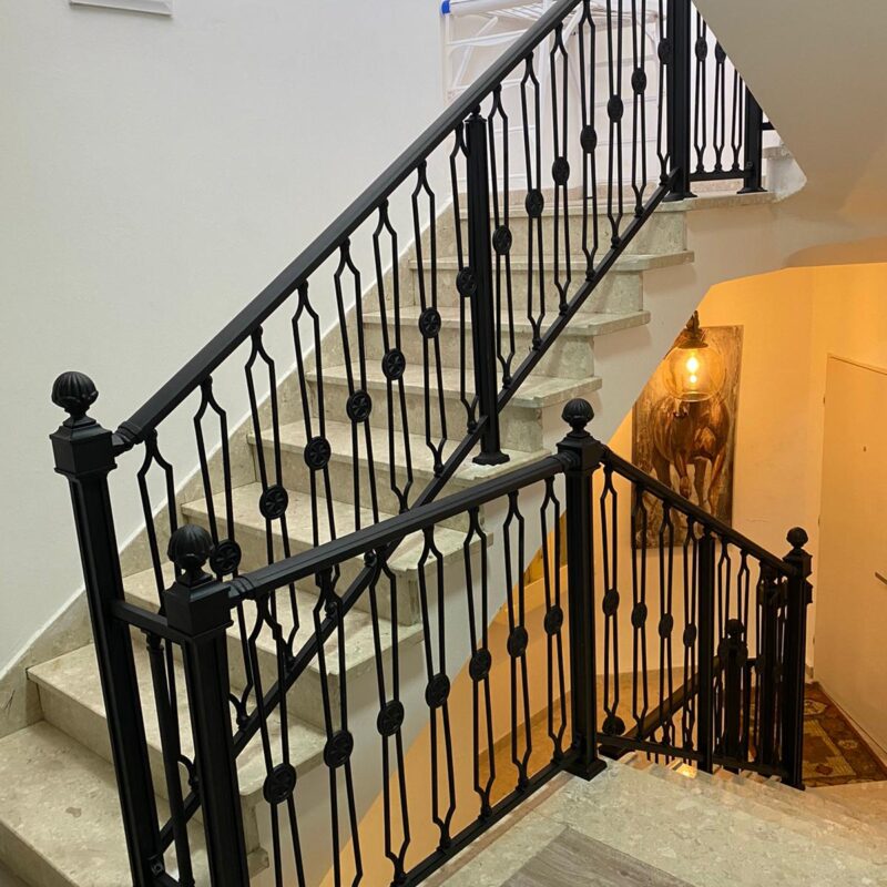 מעקה מדרגות