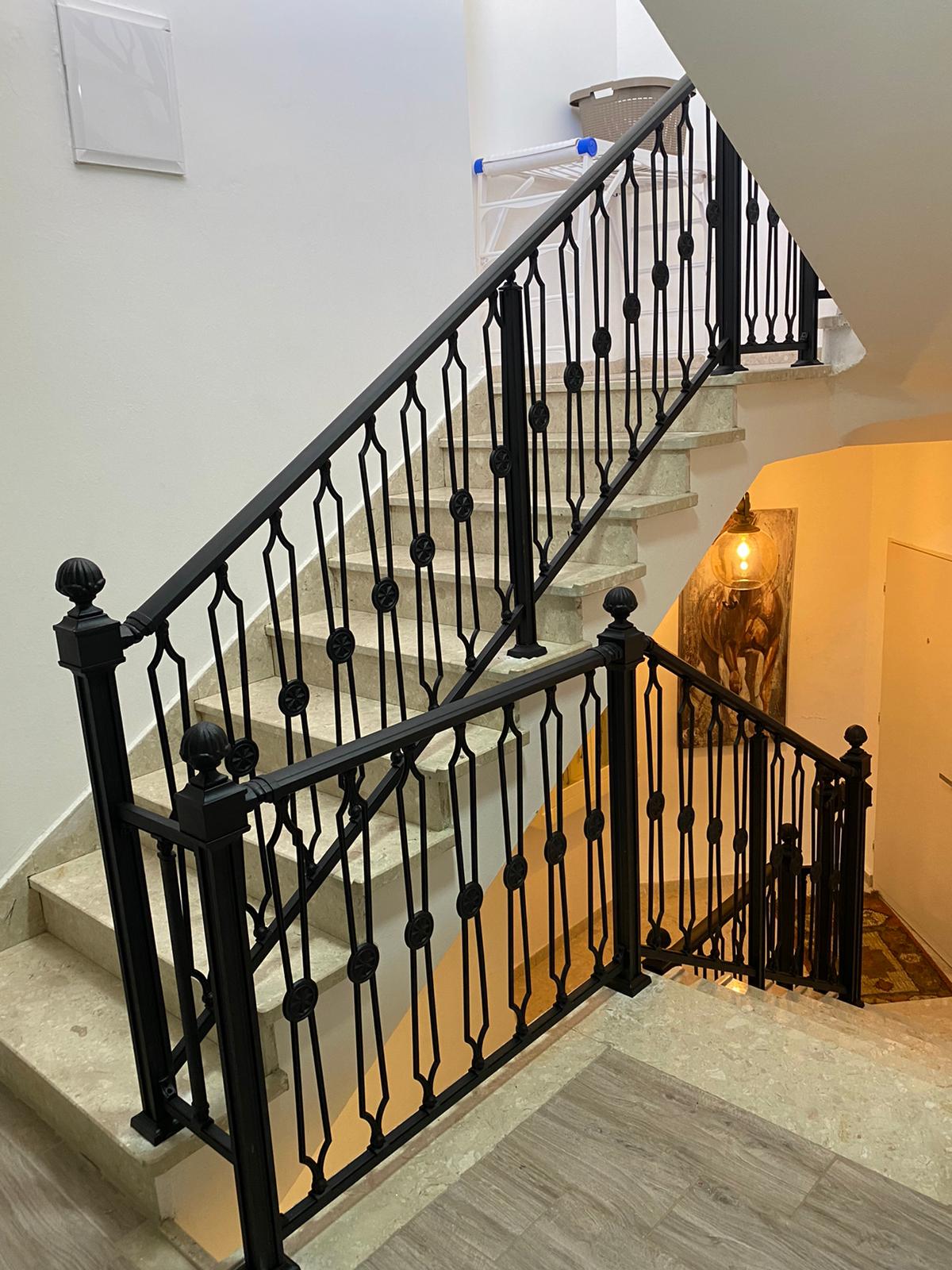 מעקה מדרגות