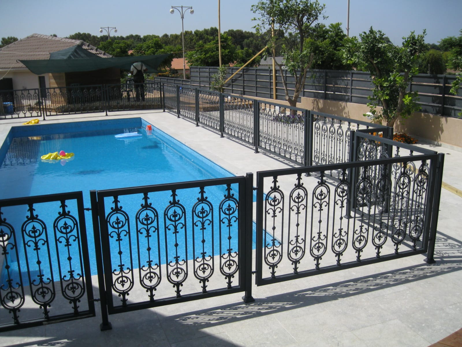 מעקות בריכה אלומיניום