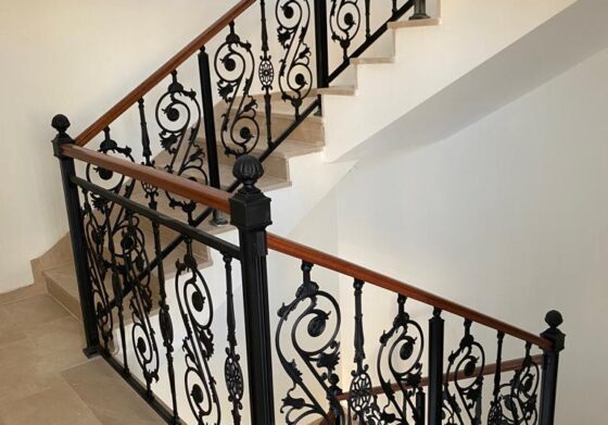 מעקה מדרגות