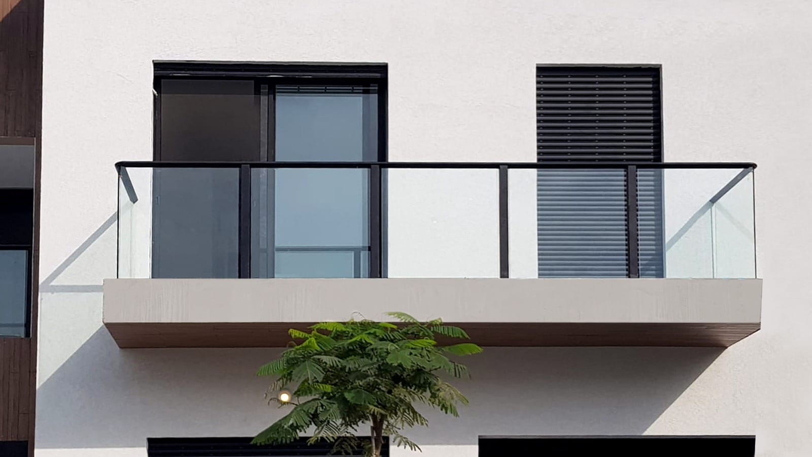 מעקות זכוכית דגם אודי