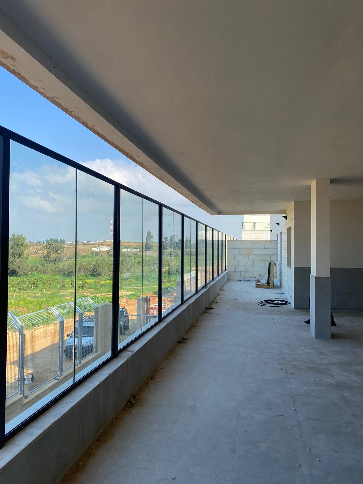 מעקות חוץ זכוכית