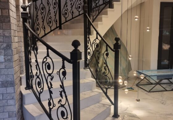 מעקה למדרגות