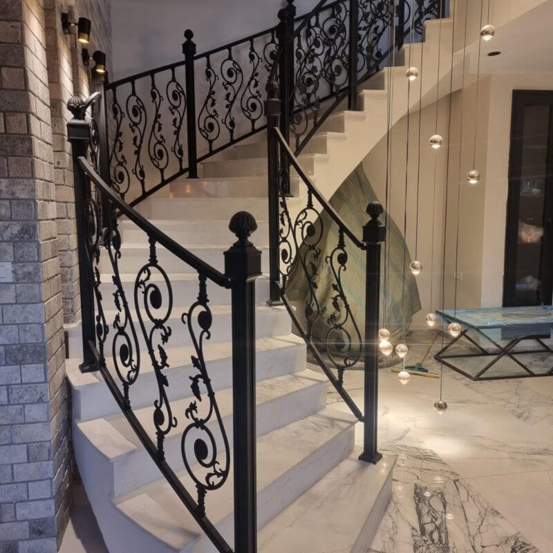 מעקה למדרגות