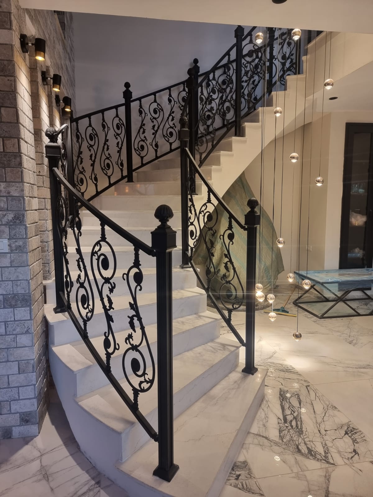 מעקה למדרגות