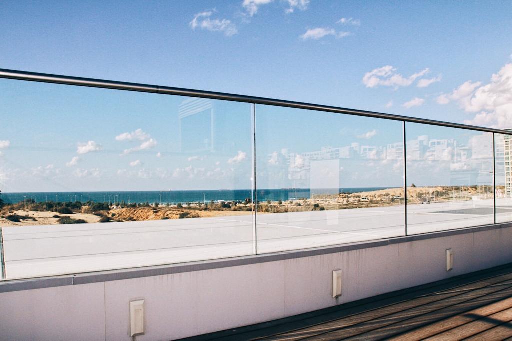 מעקה זכוכית דגם חגי - זכוכית שקועה