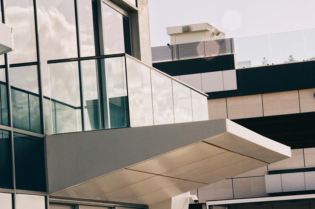 מעקה זכוכית דגם חגי - זכוכית שקועה