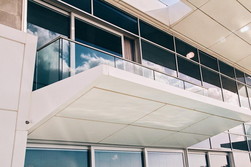 מעקה זכוכית דגם חגי - זכוכית שקועה