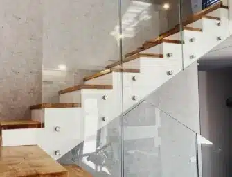 השקיפות של מעקה זכוכית למדרגות שמעמידה את הבית בסטנדרט עיצוב חדש