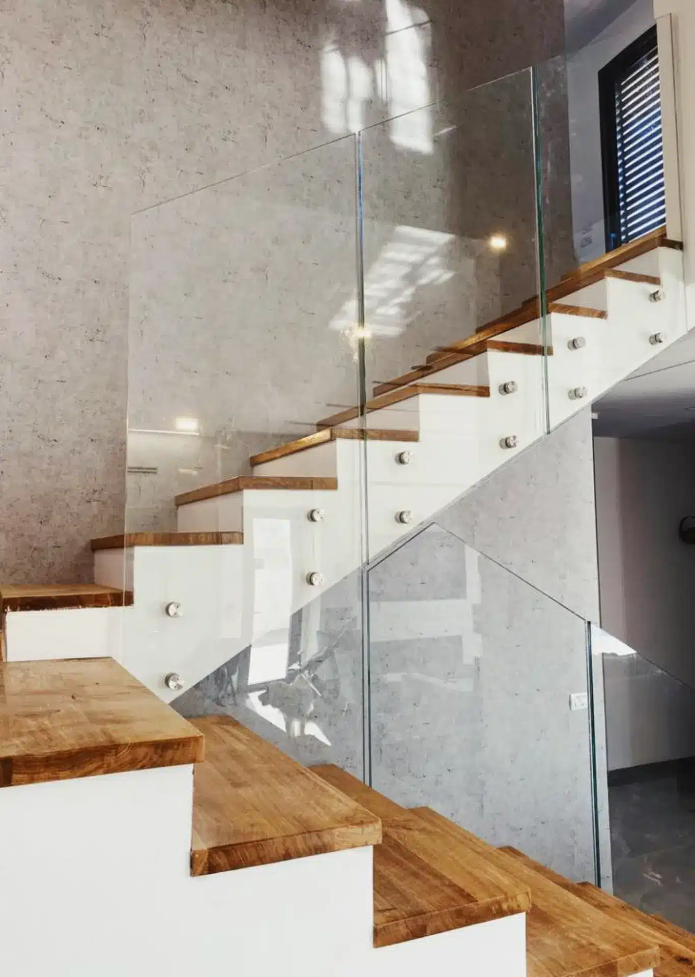 מעקה מדרגות זכוכית