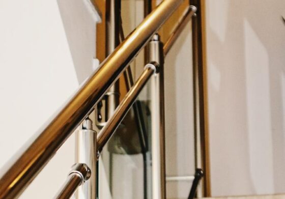 מעקה זכוכית