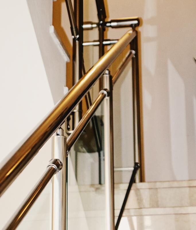 מעקה זכוכית