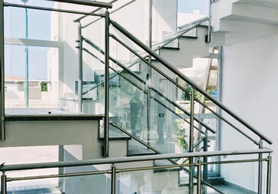 מעקה זכוכית