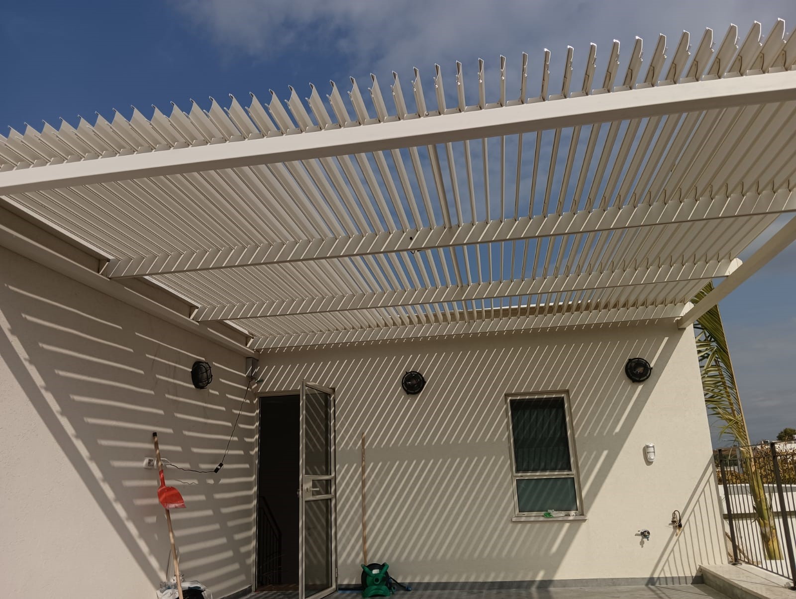 פרגולה חשמלית למרפסת