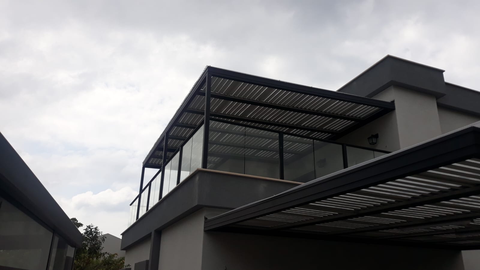 מעקות זכוכית דגם אודי