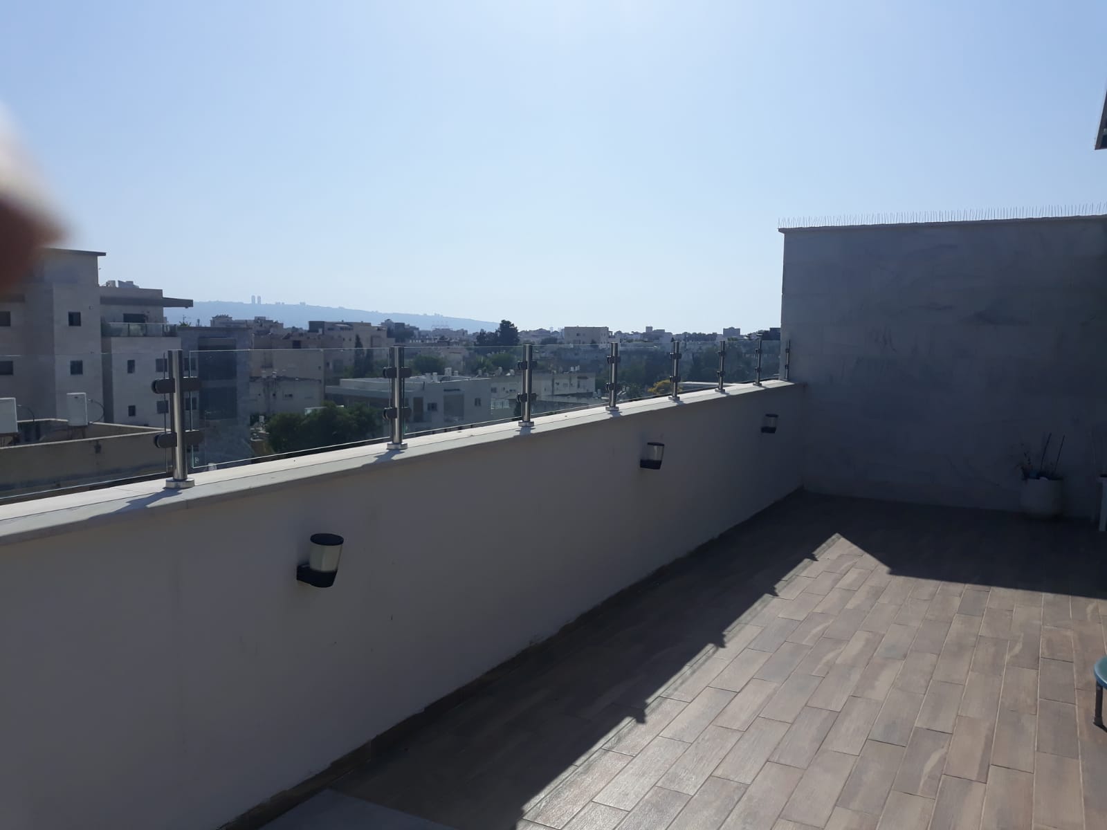 מעקה זכוכית