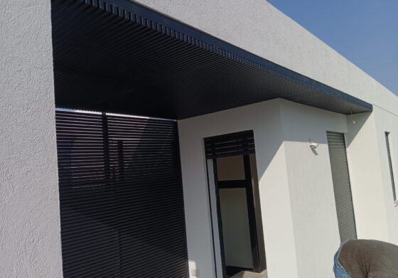 פרגולת הצללה עם שער כניסה