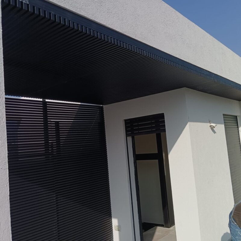 פרגולת הצללה עם שער כניסה