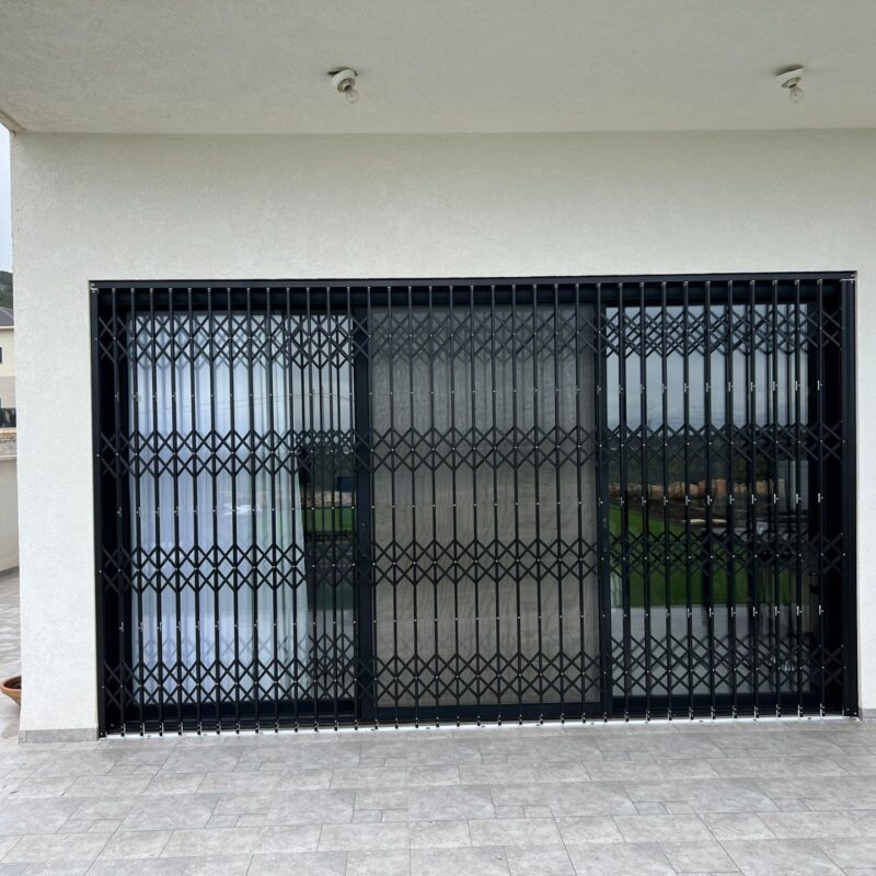 סורג שחור מתקפל