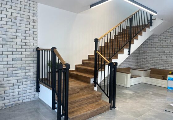 מעקה בשילוב מאחז עץ