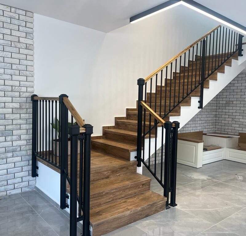 מעקה בשילוב מאחז עץ