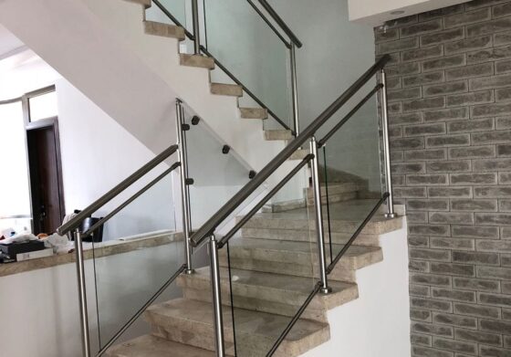 מעקה זכוכית לבית