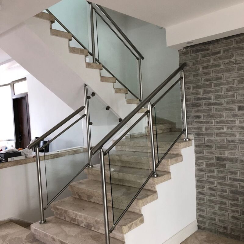 מעקה זכוכית לבית