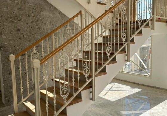 מעקה בשילוב מאחז עץ