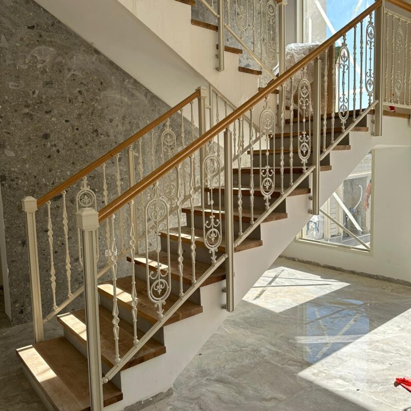 מעקה בשילוב מאחז עץ