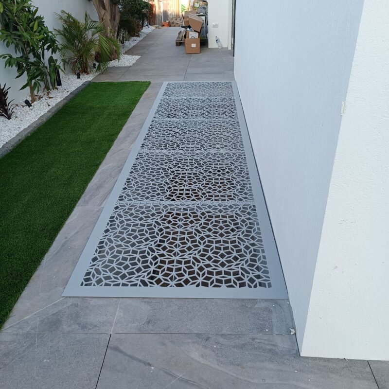 חצרות אנגליות חיתוך לייזר